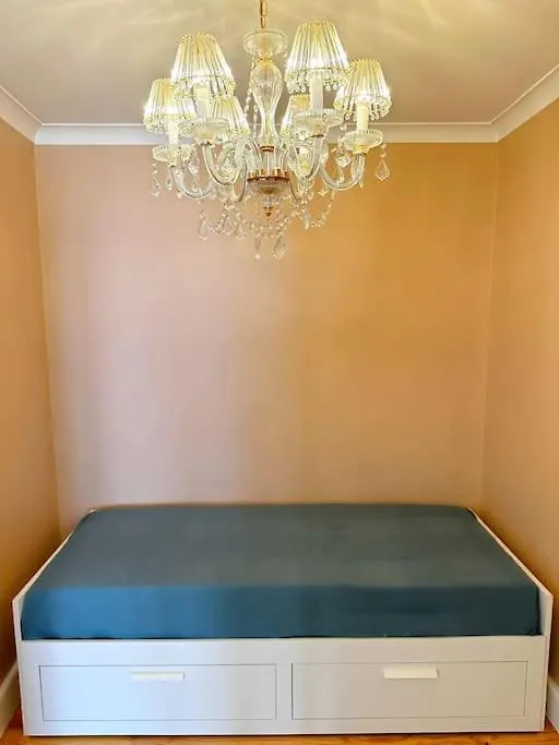 Historical Center, Large 2 Bedroom Apartment, Bright & Stylish Lizbona