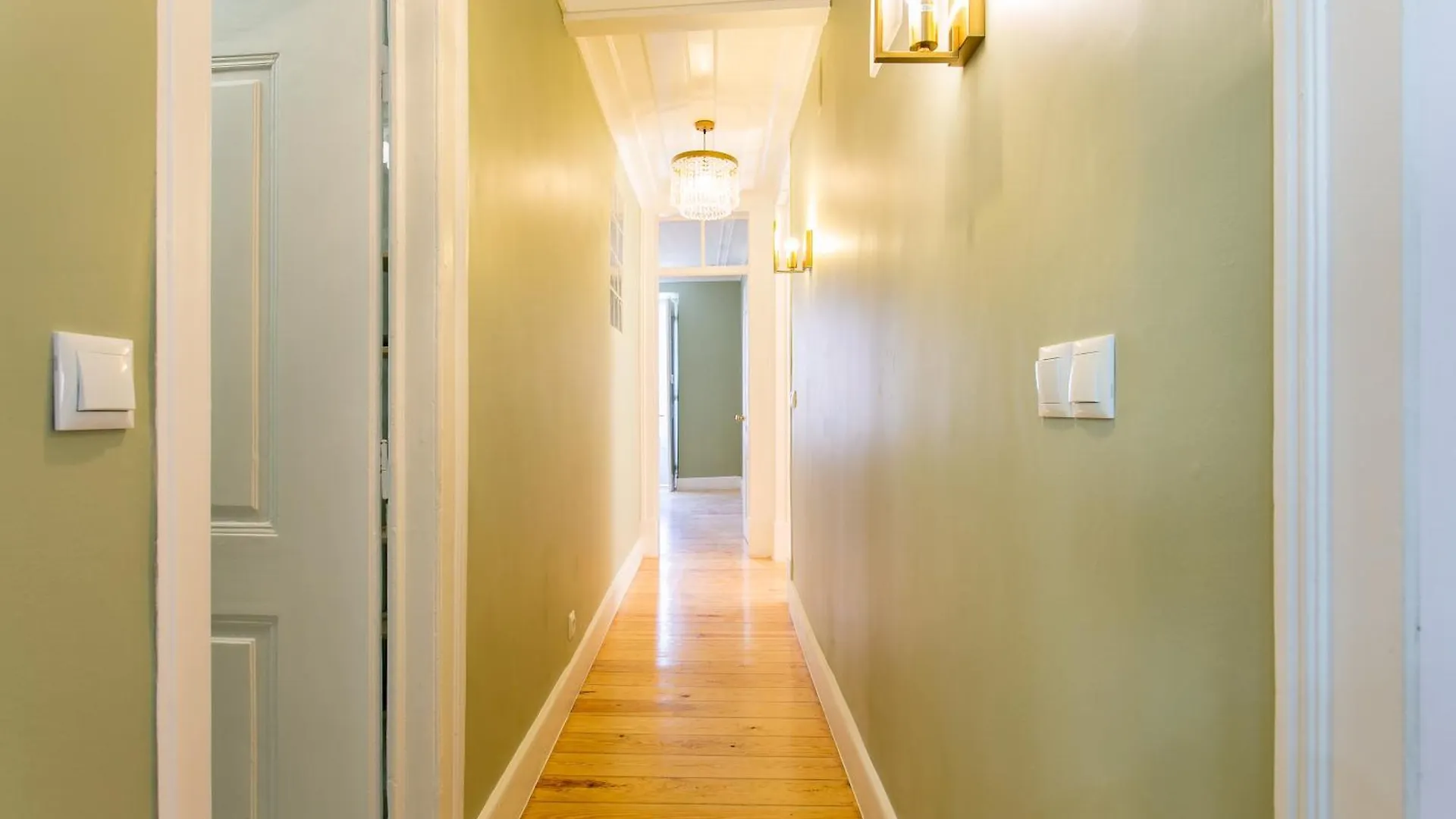 Historical Center, Large 2 Bedroom Apartment, Bright & Stylish Lizbona