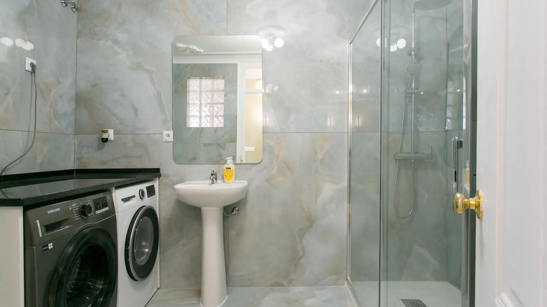Apartament Historical Center, Large 2 Bedroom Apartment, Bright & Stylish Lizbona