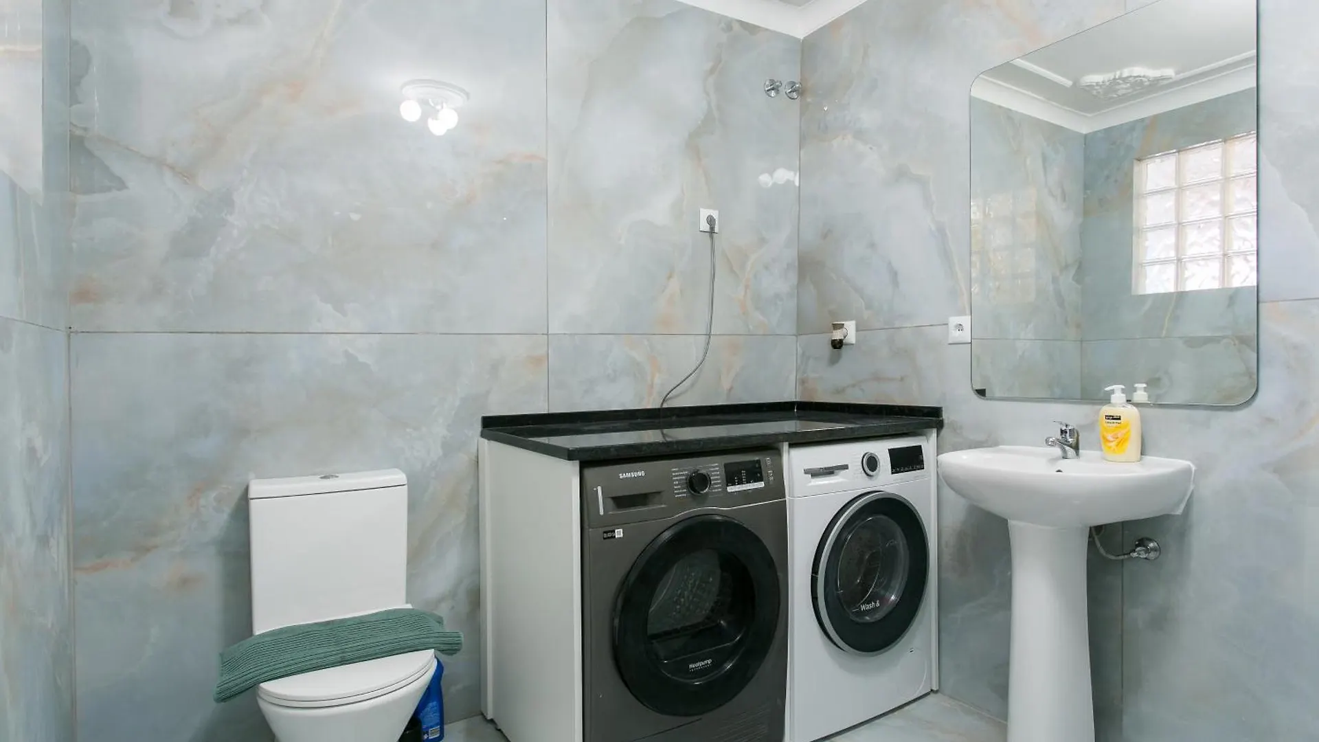 Historical Center, Large 2 Bedroom Apartment, Bright & Stylish Lizbona Portugalia