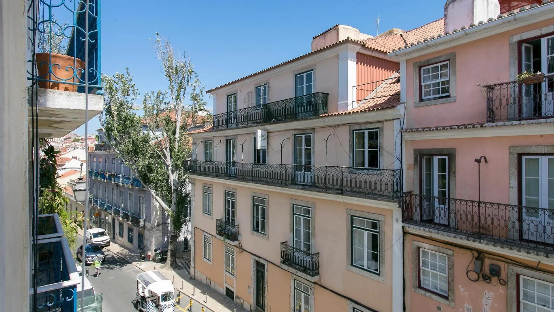 Historical Center, Large 2 Bedroom Apartment, Bright & Stylish Lizbona