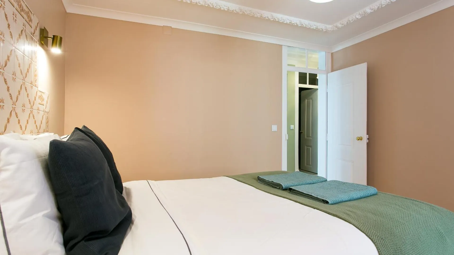 Historical Center, Large 2 Bedroom Apartment, Bright & Stylish Lizbona Portugalia
