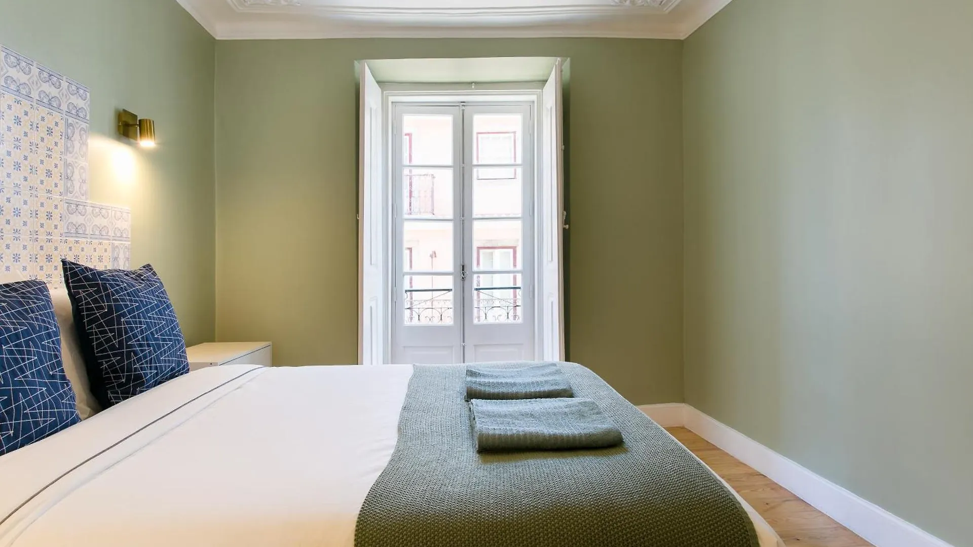 Historical Center, Large 2 Bedroom Apartment, Bright & Stylish Lizbona 0*,  Portugalia